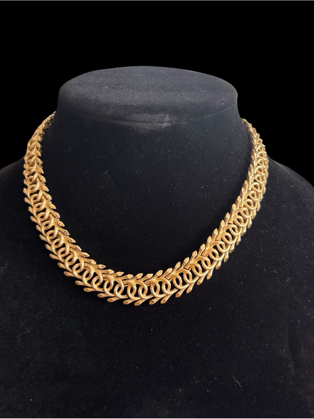 Vintage Signed Trifari Gold Leaf-Link Rope Choker Chevron Necklace